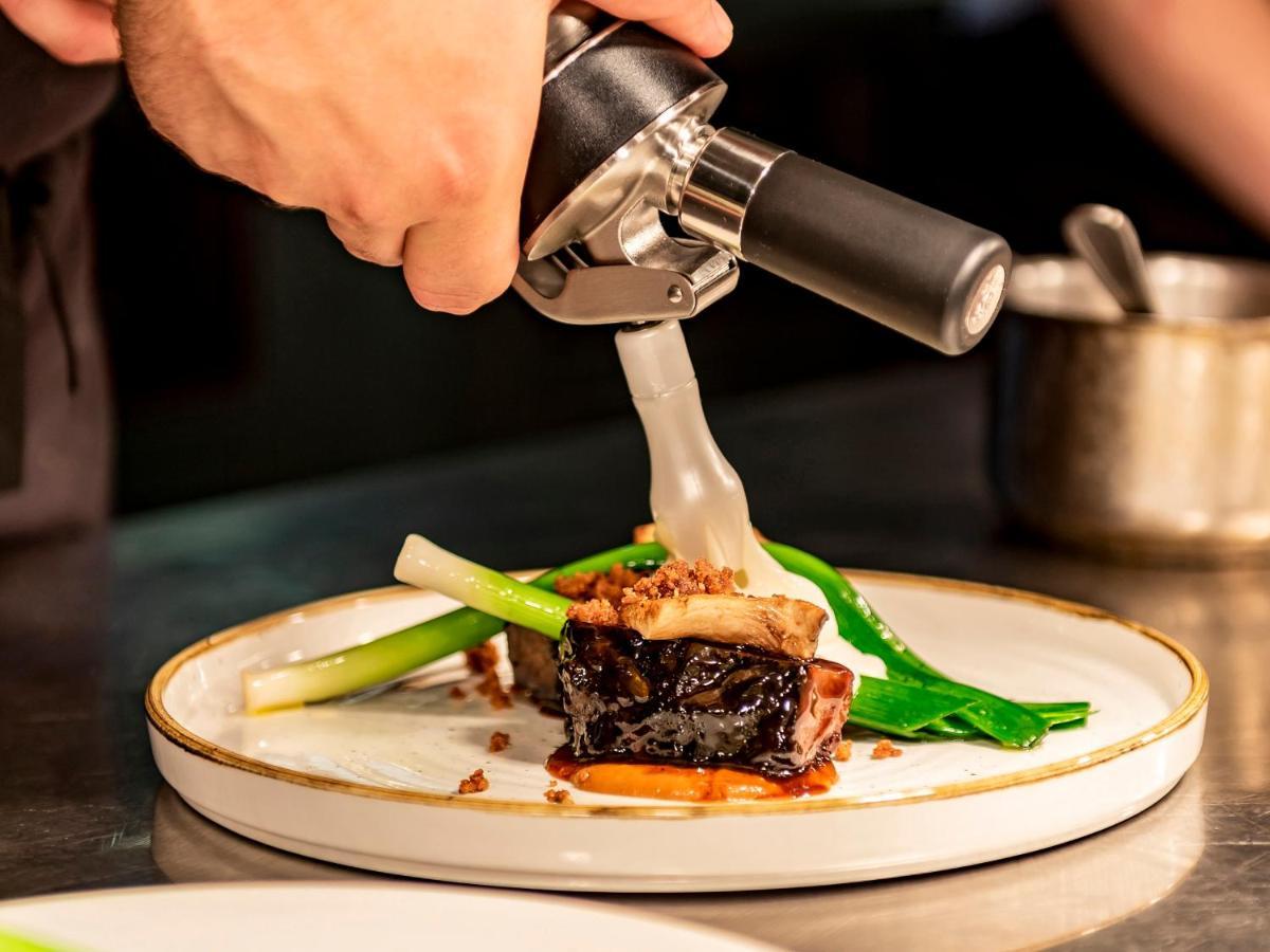 Hotel Dakota Leeds Leeds  Exterior foto A chef plating a dish